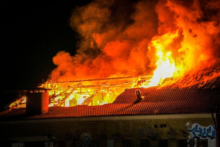 De vlammen sloegen vrij snel al uit het houten dak (foto: SQ Vision).