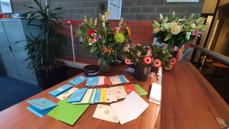 Veel bloemen en kaarten voor de politie in Den Bosch