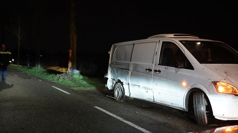 Het bestelbusje dat van de weg raakte (foto: Jeroen Stuve/SQ Vision Mediaprodukties).