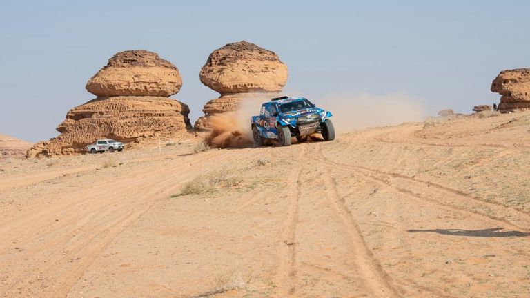 De auto komt aanrijden, rechts zie je al een schaduw van een persoon (Foto: Gerard Laurenssen/Dakar Press)