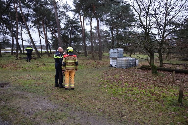 Vermoedelijk bevatten de gedumpte vaten in Wilbertoord drugsafval (foto: Kevin Kanters/SQ Vision).