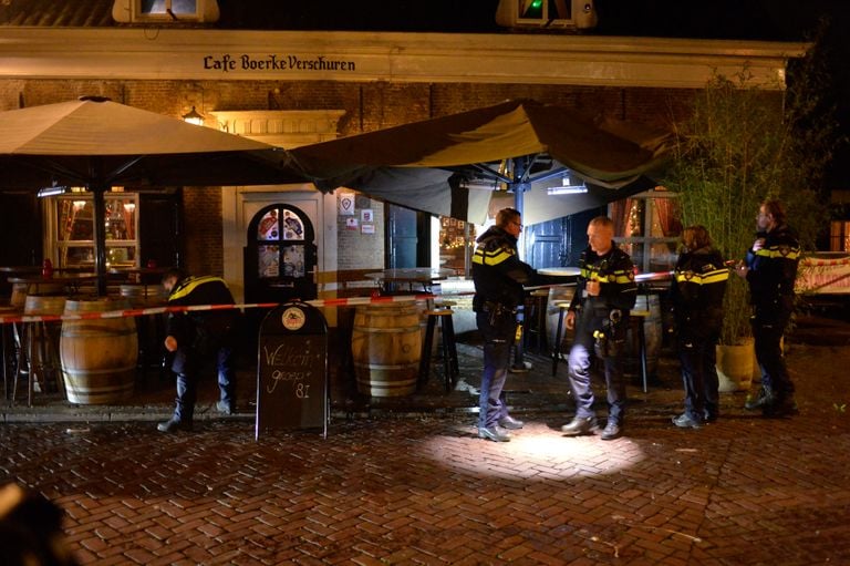 De politie doet onderzoek (foto: Perry Roovers/SQ Vision).