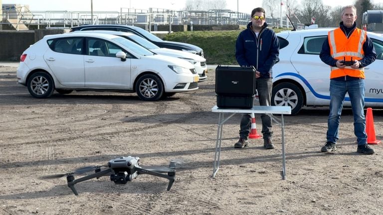 Het Waterschap Brabantse Delta heeft een aantal mensen opgeleid om met de drones te vliegen (foto: Ronald Sträter).