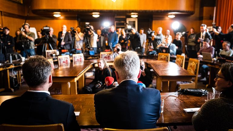 Tientallen cameraploegen en journalisten zijn bij de persconferentie. (Foto: ANP)