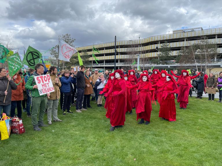 Demonstranten op de protestplek die was aangewezen door de gemeente (Foto: Rochelle Moes).