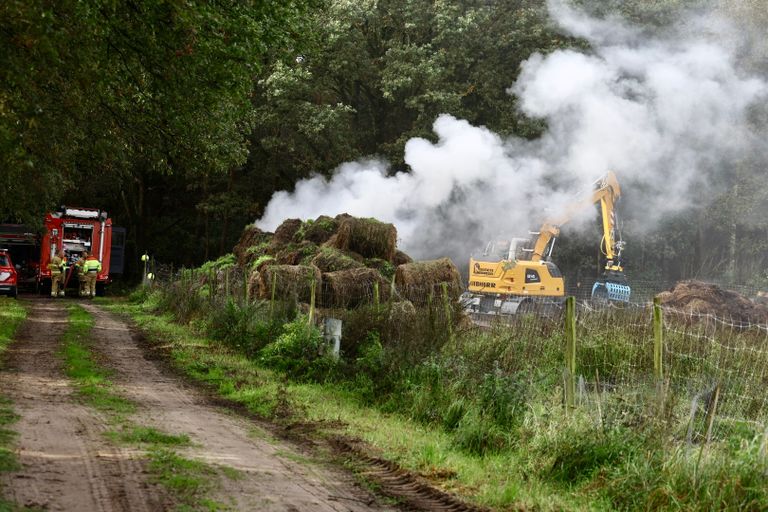 Bij de brand in Groeningen kwam veel rook vrij (foto: SK-Media).