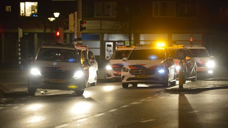 De politie rukte massaal uit na de melding van de schietpartij aan de Abeelstraat in Breda (foto: Perry Roovers/SQ Vision).