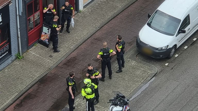 Een omstander fotografeerde de politieactie dinsdagavond.