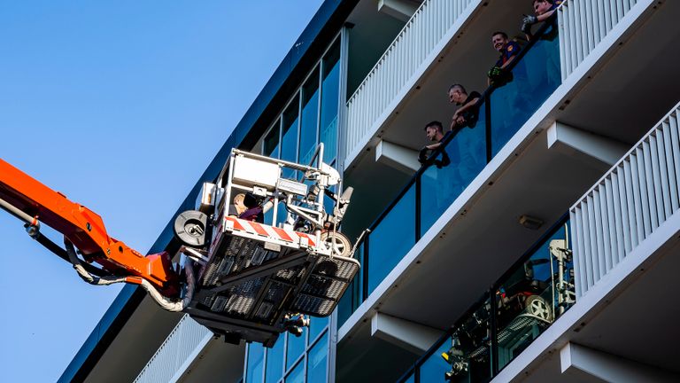 Ook de scootmobiel werd veilig naar boven gebracht (foto: Jack Brekelmans).