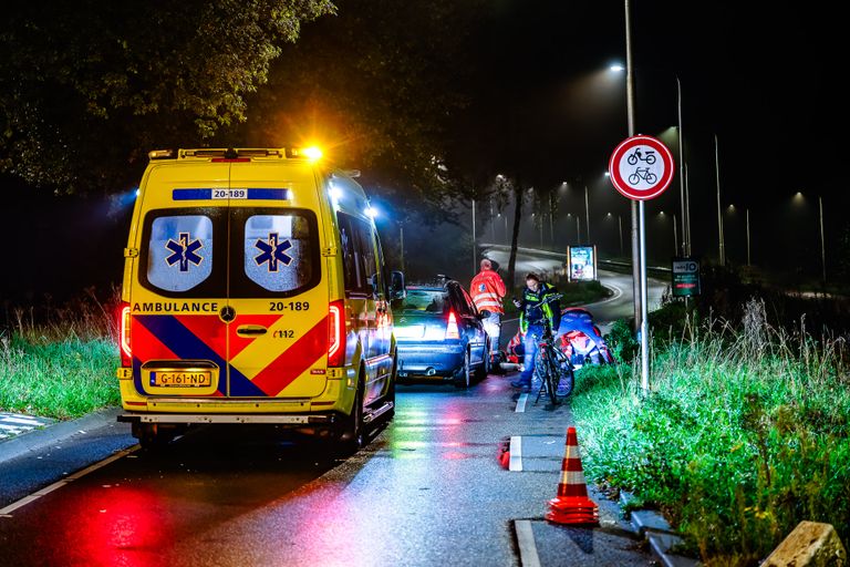 Ambulancemedewerkers verleenden eerste hulp en brachten het slachtoffer daarna met spoed naar een ziekenhuis (foto: Jack Brekelmans/SQ Vision).