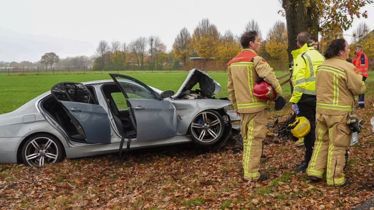 Vermoedelijk raakte de auto na een bocht in een slip en botste vervolgens tegen de boom. (foto: Harrie Grijseels / Persbureau Heitink).