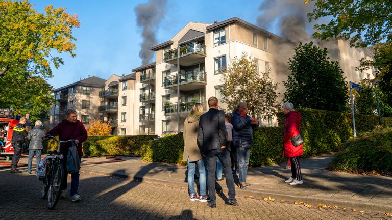 De brand in Oosterhout trok aardig wat bekijks (foto: Marcel van Dorst/SQ Vision).
