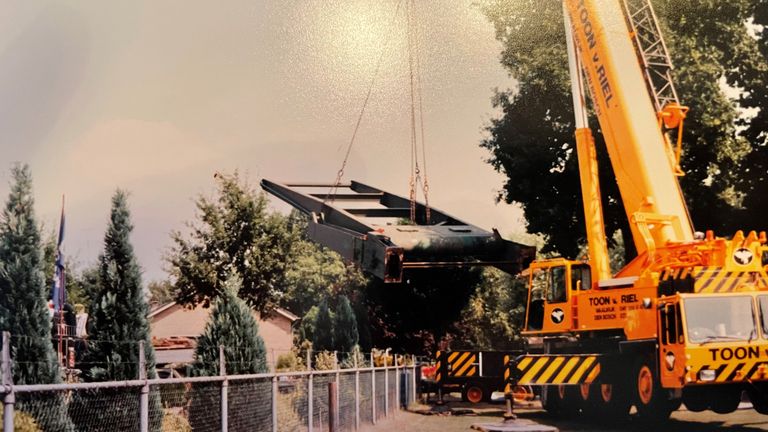 De brug van Piet komt aan in zijn tuin. (foto: collectie familie van Schijndel)