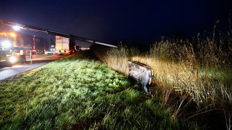 De auto is uit de sloot bij Rijkevoort gehaald (foto: SK-Media).