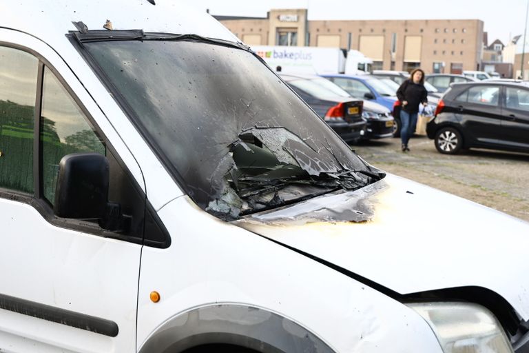 De autobrand in Boxmeer zou veroorzaakt zijn door een storing in het kachelsysteem (foto: SK-Media).