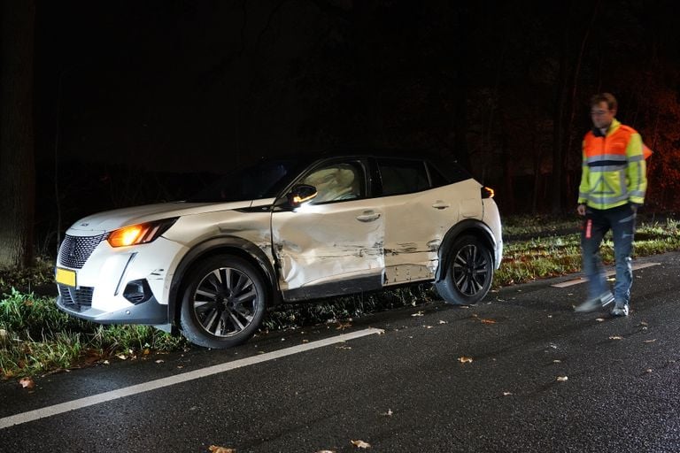 Beide auto's raakten bij de frontale botsing op de rijksweg bij Dorst zwaar beschadigd (foto: Jeroen Stuve/SQ Vision).