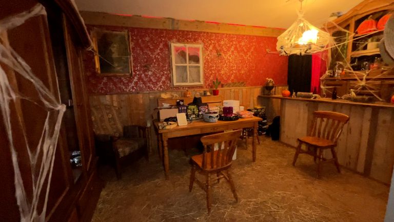 Williams woonkamer is omgebouwd tot 'saloon of the dead' in het spookhuis (foto: Megan Hanegraaf).