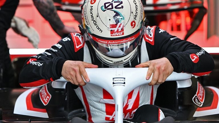 Kevin Magnussen stapt uit zijn F1-wagen met op de halo het logo van Tricorp (foto: MoneyGram Haas F1 Team).