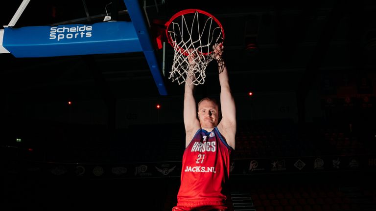 Menno Dijkstra met een dunk (foto: Pieter Slembrouck).