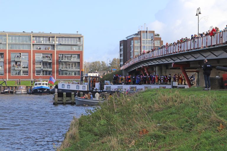 De Pakjesboot vaart onder de Bergse Brug door (foto: Sint Nicolaas Comité Geertruidenberg en Raamsdonksveer).