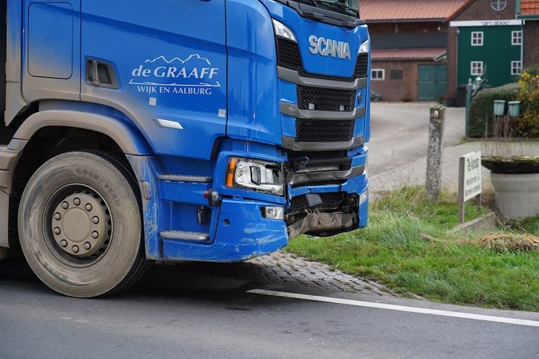 Automobiliste gewond na botsing met vrachtwagen (foto: Jeroen Stuve/SQ Vision). 