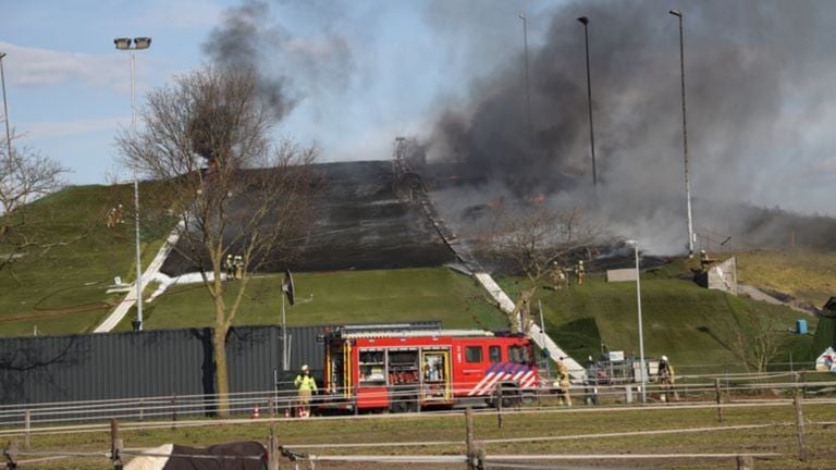 De middelste- en rechterpiste deels verwoest door de brand (foto: Marco van den Broek/SQ Vision).