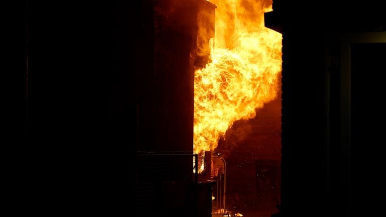 De vlammen sloegen metershoog uit het huis aan de Kardinaal Van Rossumstraat in Dongen (foto: Jeroen Stuve/SQ Vision).