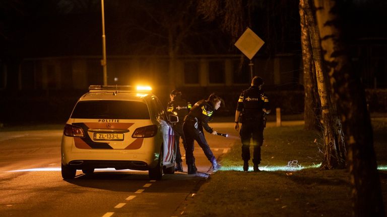 De politie doet sporenonderzoek na de melding van een schietpartij in Roosendaal (foto: Christian Traets/SQ Vision Mediaprodukties).