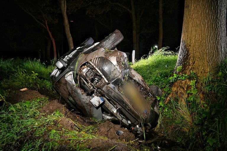 Een bergingsbedrijf werd opgeroepen om de gecrashte auto te takelen (foto: Toby de Kort/SQ Vision).