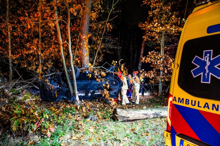 De vrouwen zijn door de brandweer uit de auto aan de Weijer in Mierlo gehaald en vervolgens naar een ziekenhuis gebracht (foto: Dave Hendriks/SQ Vision).