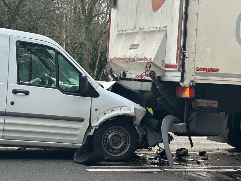 De voorkant van de bestelbus is aan gruzelementen (foto: Bart Meesters).