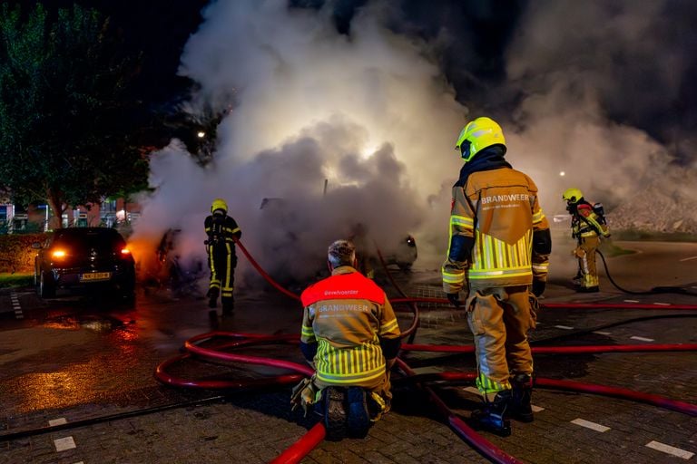 De brandweer kon niet voorkomen dat twee auto's verloren gingen (foto: Jurgen Versteeg/SQ Vision).