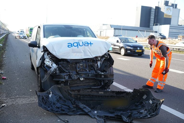 Busje rijdt achterop vrachtauto A59 Waalwijk (Erik Haverhals/Persbureau Heitink).