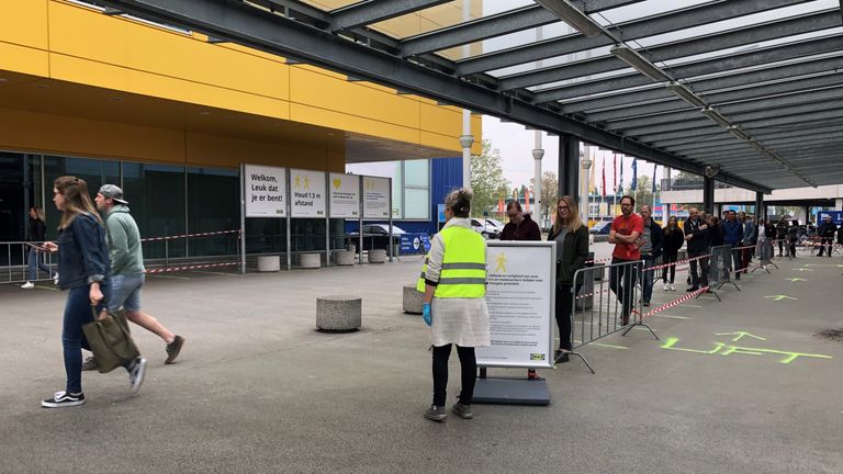 Rijen bij de IKEA na de heropening eind april