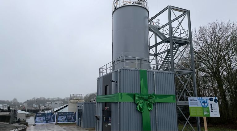 Een nieuw onderdeel bij de rioolwaterzuivering in Oijen haalt medicijnresten uit afvalwater (foto: Megan Hanegraaf).