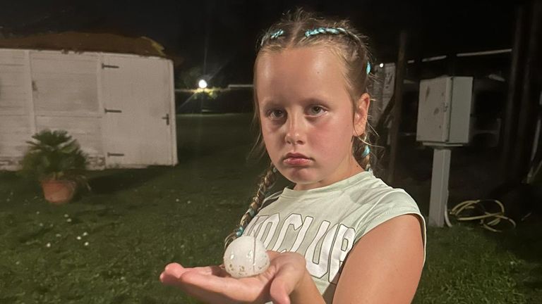 La figlia di Kim con una grandine grande quanto il palmo della mano (Foto: Kim de Greef). 
