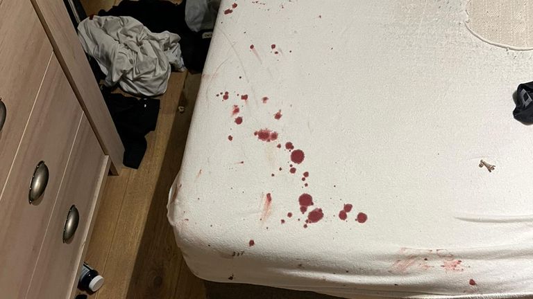 Het bed van het slachtoffer zat onder het bloed (privéfoto).