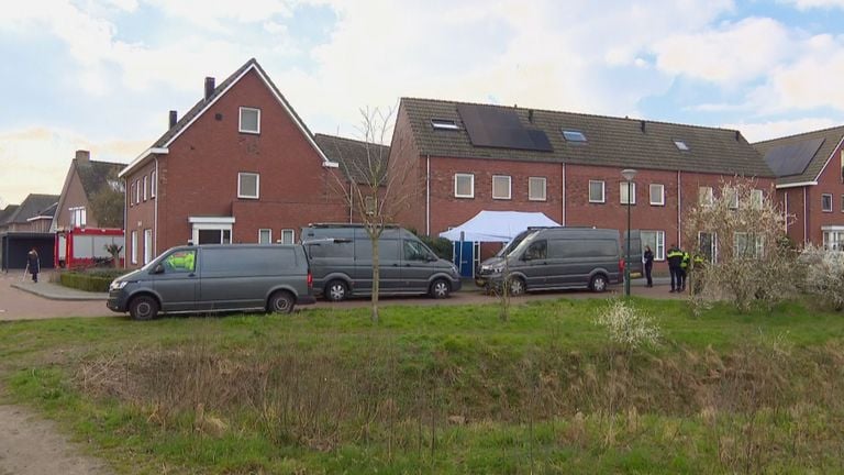 De hulpdiensten zijn massaal naar het huis in Boekel toe gekomen (foto: Omroep Brabant).