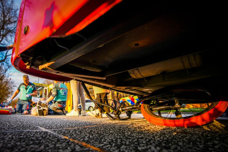 De fiets kwam onder de bus terecht (foto: SQ Vision).