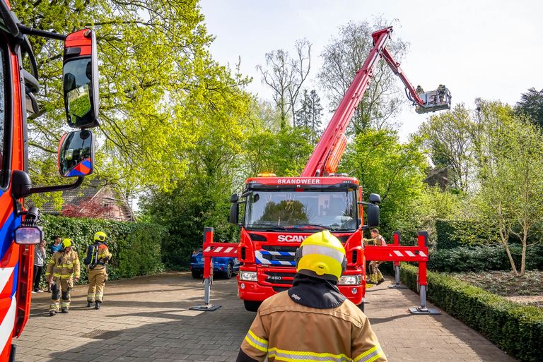 De brandweer zette bij het bestrijden van de schoorsteenbrand in Drunen onder meer een hoogwerker in (foto: Iwan van Dun/SQ Vision).