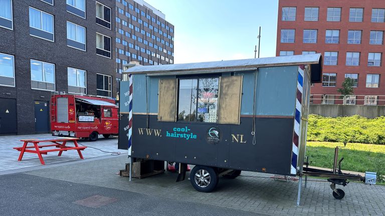 Deze schaftkeet is omgebouwd tot kapperszaak (foto: Rogier van Son).