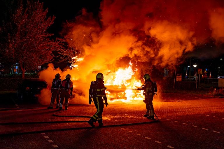 Een ware vlammenzee op de parkeerplaats nabij de D' Alburgt aan de Perzikstraat in Wijk en Aalburg (foto: Jurgen Versteeg/SQ Vision).