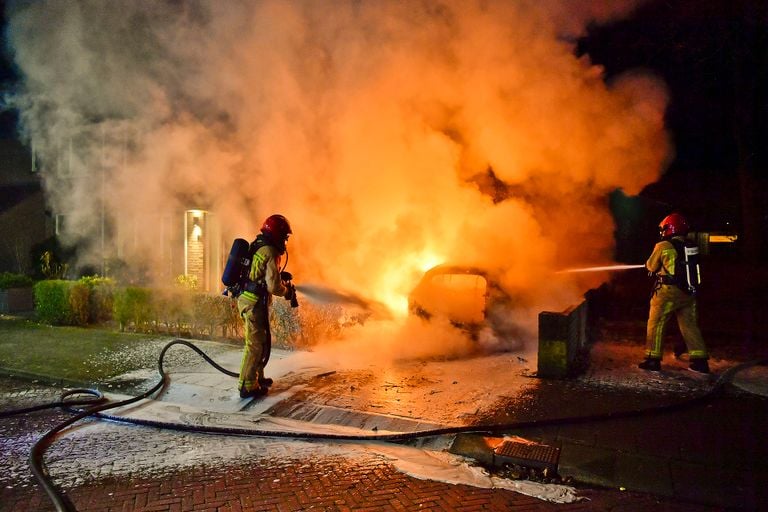 De brandweer in actie in de Mevrouw Brantlaan in Waalre (foto: Rico Vogels/SQ Vision).