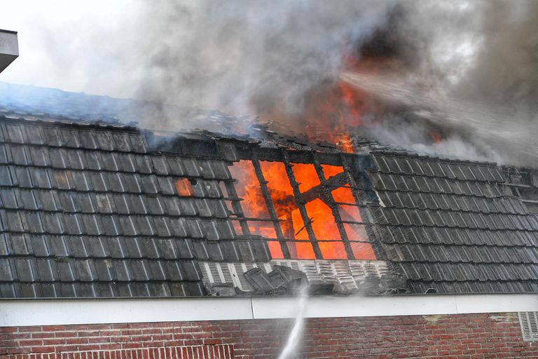 De vlammen sloegen uit het dak (foto: Rico Vogels/SQ Vision).