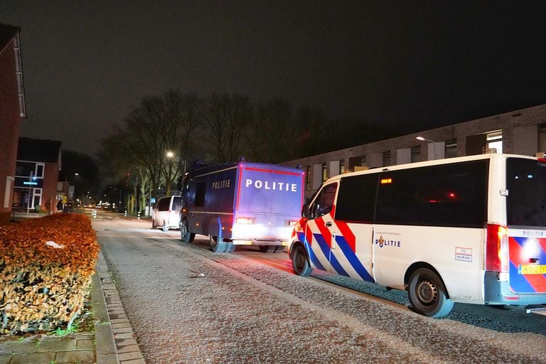 Zeker tien bussen van de ME en een grote waterwerper rijden door de Bredase wijk Hoge Vucht.