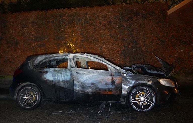 De melding van de brand kwam rond een uur 's nachts binnen bij de brandweer (foto: Bart Meesters).