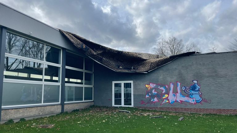 De dakbedekking bij zwembad Albatros in Eersel liet los (foto: René van Hoof).