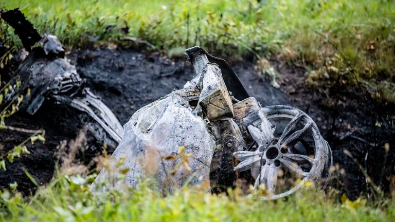 De auto brak in stukken en vatte vlam (foto: Jack Brekelmans/SQ Vision).