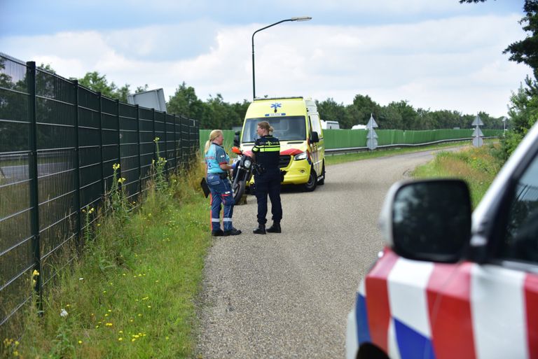 De motorrijder ging onderuit op de Klaterspeelweg in Maarheeze (foto: Johan Bloemers/SQ Vision).