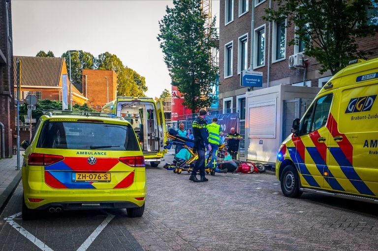 Verschillende hulpverleners bekommerden zich over de scooterrijder (foto: SQ Vision).